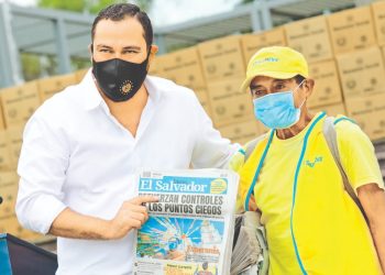 Vendedores de periódicos son beneficiados con paquetes alimentarios
