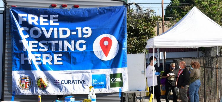 Las personas se registra en un sitio emergente de pruebas Covid-19 en Los Angeles, California . Foto Frederic J. Brown / AFP
