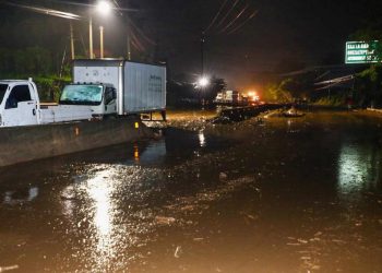 Encuentran a 25 sobrevivientes del deslave en Nejapa