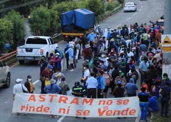 Nuevo bloqueo en carretera al aeropuerto de Comalapa afecta a conductores