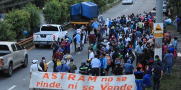 Nuevo bloqueo en carretera al aeropuerto de Comalapa afecta a conductores