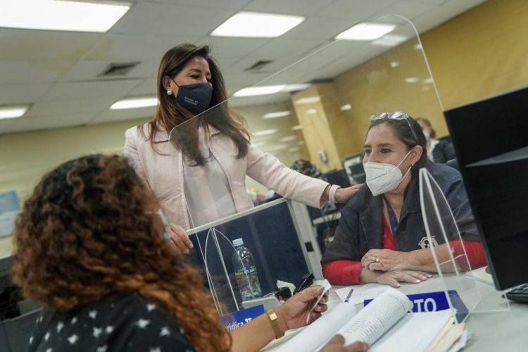 Beneficio. El FSV amplió a un máximo de $40,000 el crédito para la adquisición de viviendas nuevas o usadas para personas de menores ingresos.   Foto: Cortesía Ministerio de Vivienda - FONAVIPO
