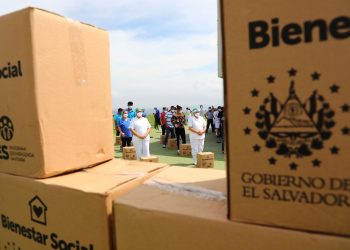 Personal del hospital Bloom recibe paquetes alimentarios