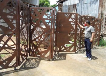 Luis convierte el hierro en atractivas piezas de arte