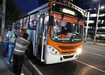 Asamblea propone entrega de bonos de hasta $2 mil a empresarios de transporte