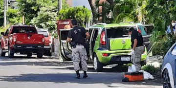 Joven fallece por causas naturales dentro de vehículo