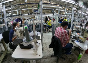 Gobierno verifica cumplimiento de medidas de bioseguridad en empresa textil