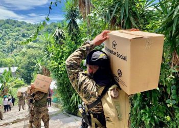 Sectores vulnerables reciben paquetes de alimentos