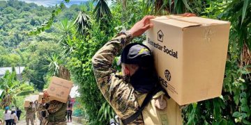 Sectores vulnerables reciben paquetes de alimentos