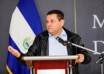 Ministro de Trabajo denuncia que proceso legal por retener cuotas debe ser contra Muyshondt