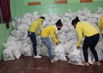 Privadas de libertad colaboran con entrega de alimentos
