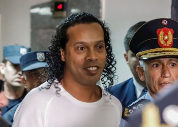 Ronaldinho anuncia que dio positivo por COVID-19