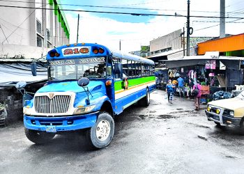 Diputado del FMLN pelea por los buses de su familia