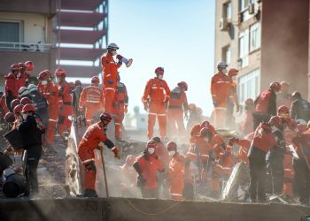 Dos niños rescatados tres días después del sismo en Turquía, que deja más de 80 muertos