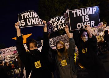 Cientos de partidarios de Joe Biden se manifiestan eufóricos frente a la Casa Blanca