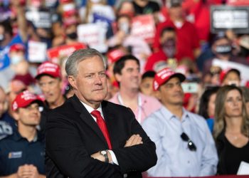 El jefe de gabinete de Trump dio positivo a test de covid-19
