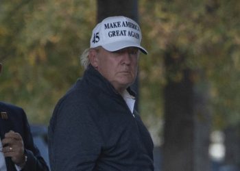 Donald Trump juega al golf tras el anuncio de su derrota ante Joe Biden