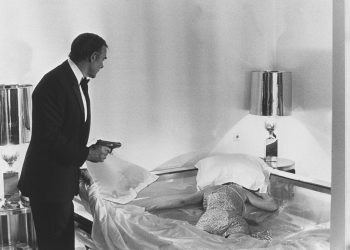 Subastan arma usada por Sean Connery en película de James Bond