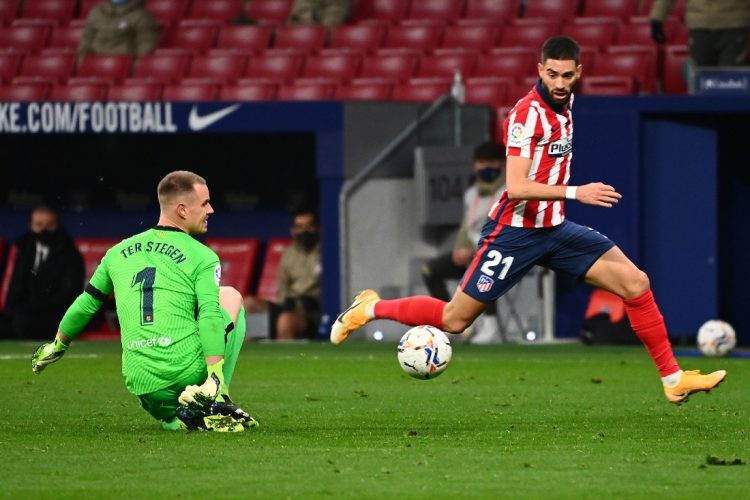 El mediocampista belga del Atlético de Madrid Yannick Carrasco (R) marca un gol ante el portero alemán del Barcelona Marc-Andre ter Stegen durante el partido de fútbol de la Liga española entre el Club Atlético de Madrid y el FC Barcelona. NIÑOS GABRIEL / AFP
