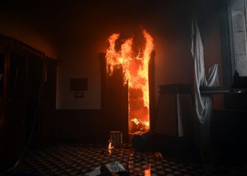 Manifestantes en Guatemala incendian la sede del Congreso