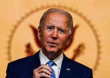 Joe Biden se fracturó el pie jugando con su perro