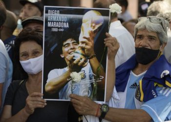 FOTOS / Los momentos más conmovedores frente al féretro de Diego Armando Maradona
