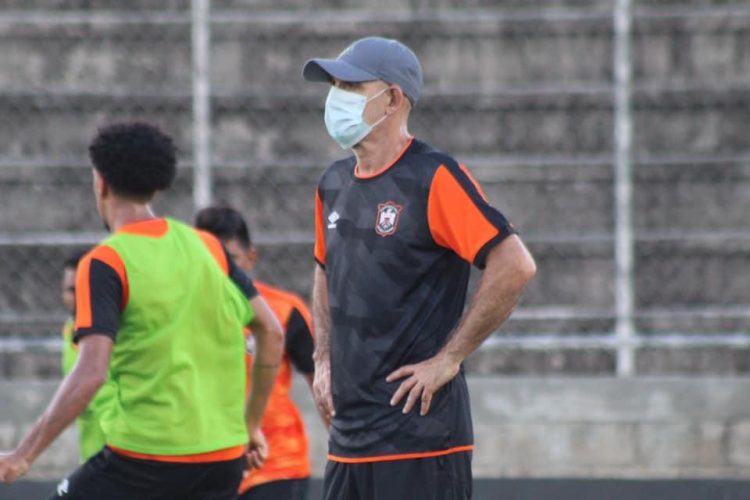 El entrenador argentino Hugo Coria fue de los estrategas que fueron despedidos en primera fase. Foto cortesía Águila