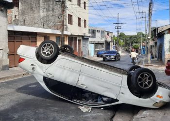 Dos hermanos sufren aparatoso accidente cerca del mercado Tinetti, en San Salvador