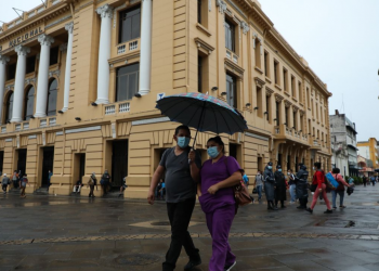 FOTOS / Fuertes vientos y lluvia afectaron de esta manera la tarde en el centro histórico de San Salvador