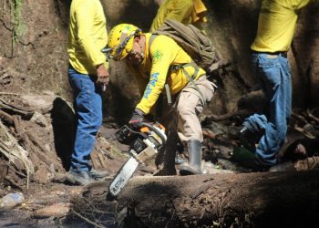 Socorristas siguen trabajando en zona de deslave sin importar el cansancio