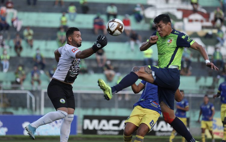 Abiel Aguilera (izq.) anticipa a Marlon Cornejo. Foto David Martínez