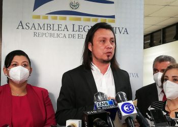 FMLN propone que diputados solo ejerzan por un máximo de 9 años