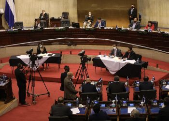 Sancionan a empleados que no avisaron sobre proceso de desafuero a defensores de diputado Magaña