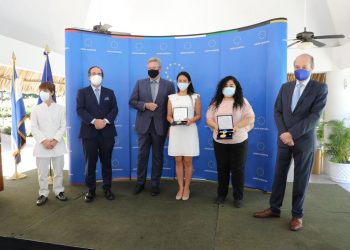 La Unión Europea entrega medalla a APES