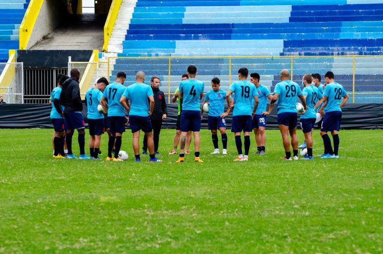 Alianza realizó su último entreno la tarde de este lunes en la previa al juego contra Motagua. Foto Twitter: @AlianzaFC_sv
