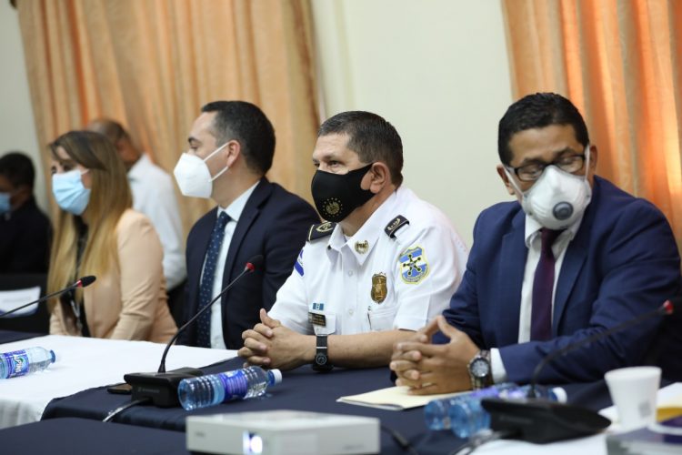 El director de la PNC y viceministro de Seguridad Pública, Mauricio Arriaza Chicas presentó a inicios de esta semana a su abogado defensor en la comisión de antejuicio. Foto: Diario El Salvador.
