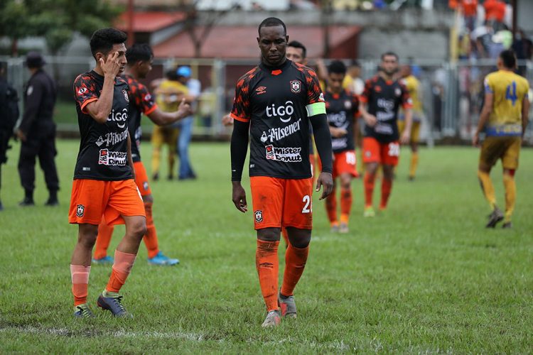 Lamento en los jugadores de Águila, por la derrota contra Jocoro. Foto Huber Rosales