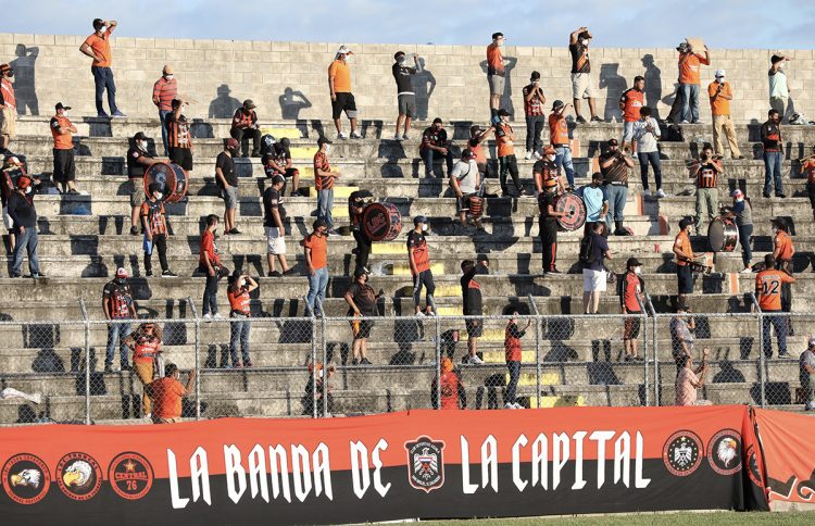 La afición de Águila espera celebrar esta tarde después de recibir tres derrotas al hilo. Foto/Mauricio Castro.