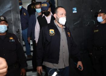 Raúl Melara acuerpa a fiscales durante allanamiento en Salud