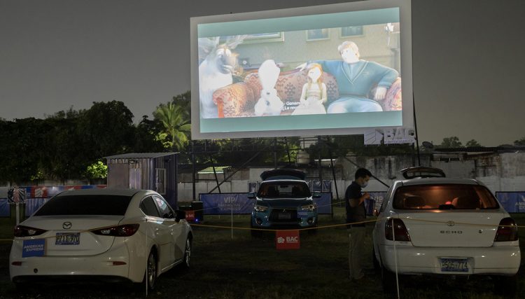 El autocine ofrece una función
martes y jueves; viernes, sábado y
domingo son dos. FOTO / Luis Umaña.