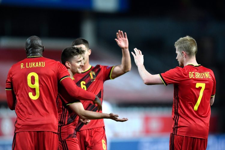 El delantero de Bélgica Kevin De Bruyne celebra con el equipo de Bélgica después de marcar un gol durante el partido de fútbol de la Liga de Naciones de la UEFA ante Dinamarca. JOHN THYS / AFP