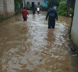 Desbordes y deslizamientos por lluvias afectan a varias zonas de El Salvador