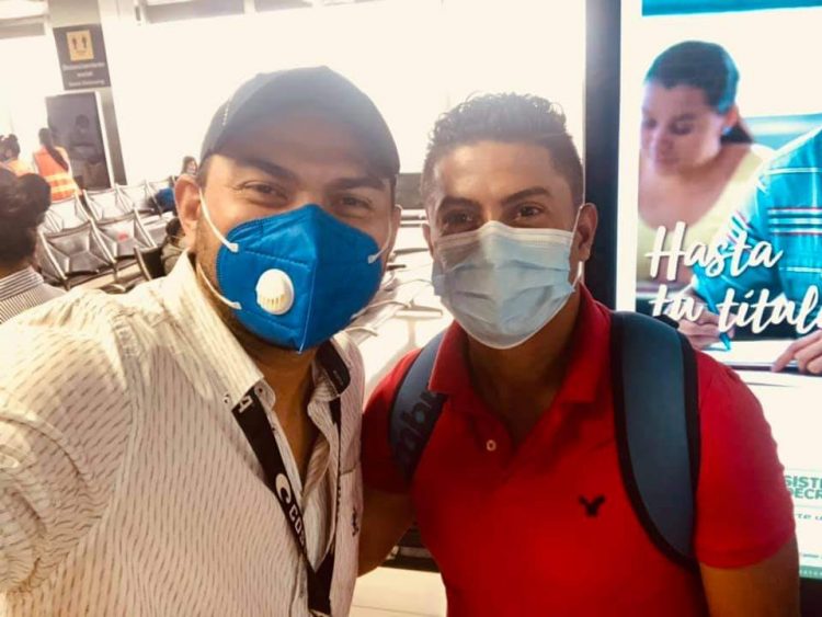 Un aficionado posa junto a Óscar Cerén previo a su viaje con rumbo a Europa. Tomada del Facebook de Óscar Cerén