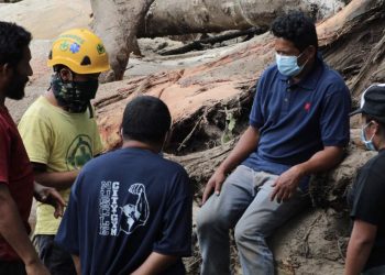 Desesperada búsqueda de víctima de deslave en Nejapa