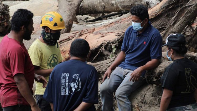 Las labores de rescate continúan en la zona de la trajedia. Foto René Estrada.