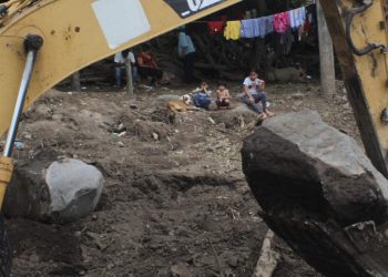 Desesperada búsqueda de víctima de deslave en Nejapa