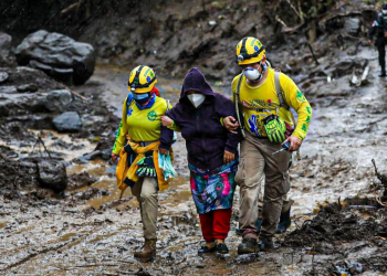 Evacúan a familias en riesgo por lluvias en Los Angelitos II, Nejapa