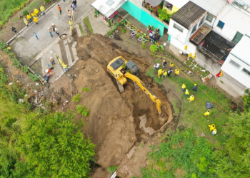Lluvias generan dos enormes cárcavas en San Salvador