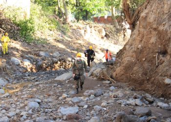 Continúan labores de búsqueda en deslave en Nejapa