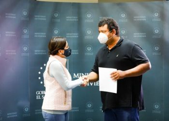 FSV entrega cheques a los habitantes de la Santa Lucía